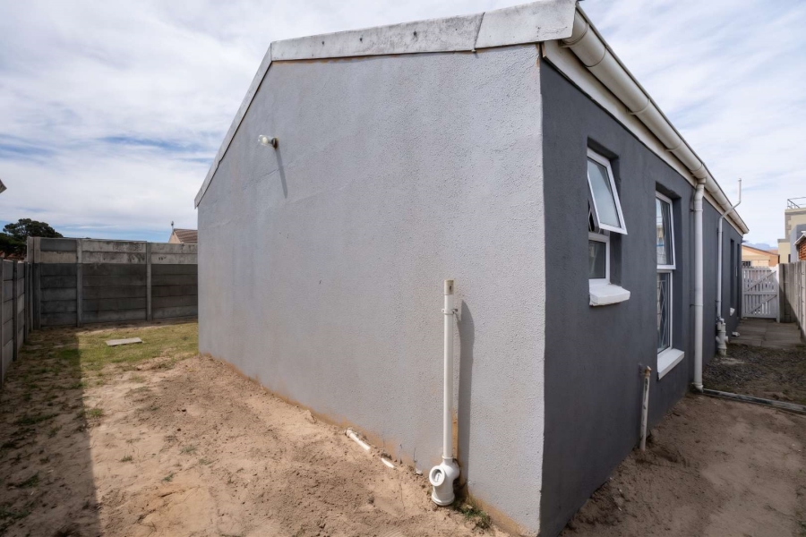 5 Bedroom Property for Sale in Electric City Western Cape